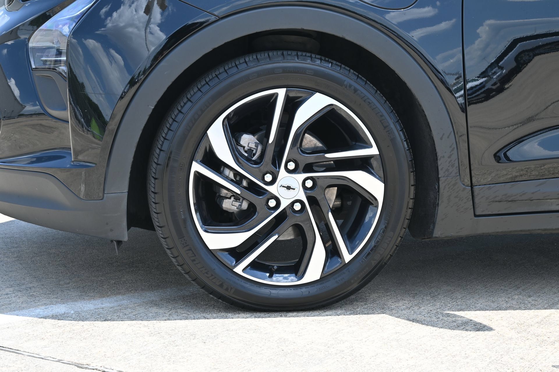 Used 2023 Chevrolet Bolt LT w/ Infotainment Package FWD image 29