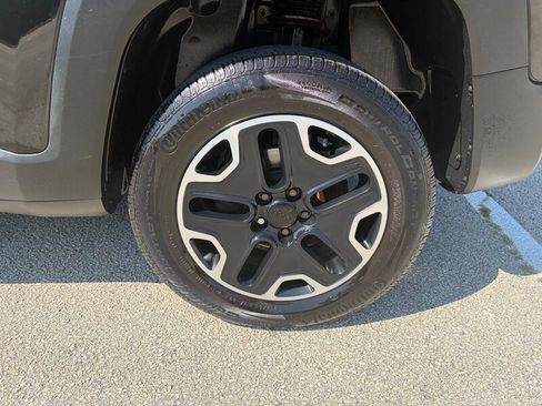 Used 2017 Jeep Renegade Trailhawk AWD/4WD image 27