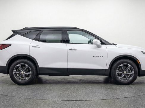 Used 2025 Chevrolet Blazer LT FWD image 11