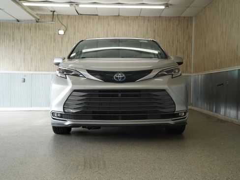 Used 2021 Toyota Sienna Platinum AWD/4WD image 2