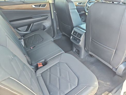 Used 2025 Volkswagen Atlas SE image 11