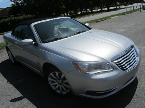 Used 2011 Chrysler 200 Touring FWD image 13