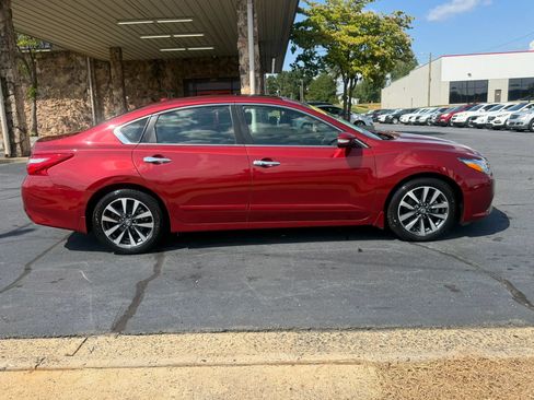 Used 2017 Nissan Altima 2.5 SV w/ Convenience Package FWD image 8