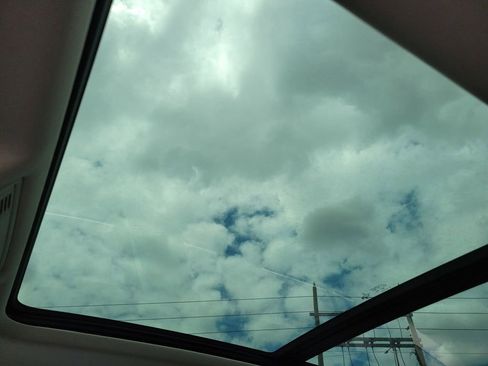 Used 2022 Volkswagen Tiguan SE w/ Panoramic Sunroof Package image 31