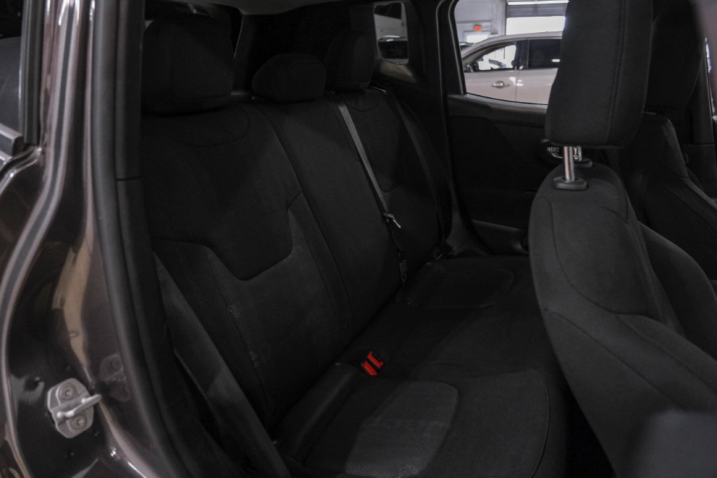 Used 2017 Jeep Renegade Latitude w/ Cold Weather Group AWD/4WD image 34