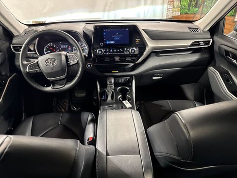 Used 2023 Toyota Highlander XLE AWD/4WD image 3