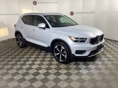 Used 2020 Volvo XC40 T5 Momentum w/ Protection Package image 4