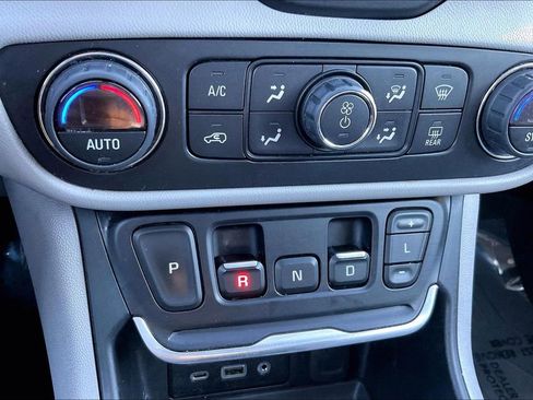 Used 2021 GMC Terrain SLT FWD image 30