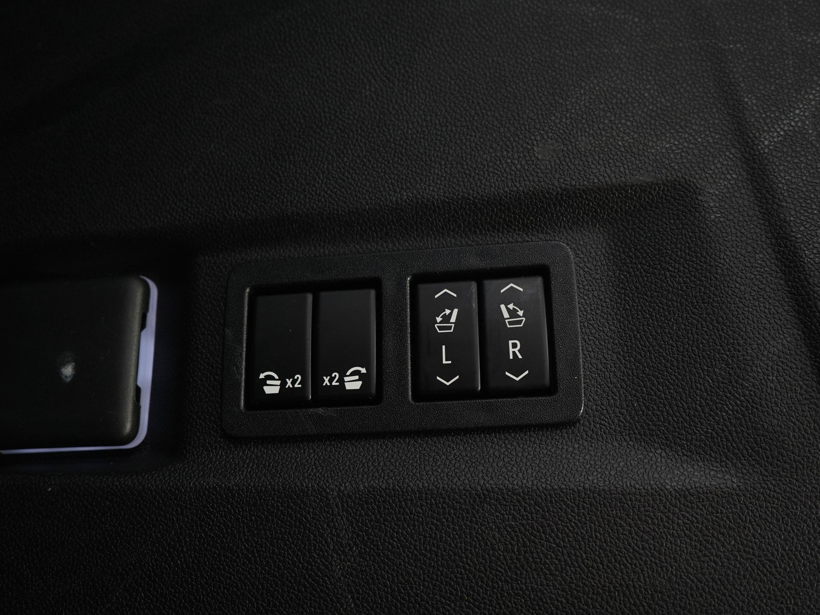 Used 2021 GMC Yukon AT4 w/ AT4 Premium Plus Package AWD/4WD image 11