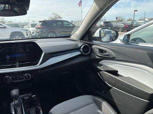 Used 2025 Chevrolet Trax LT image 34