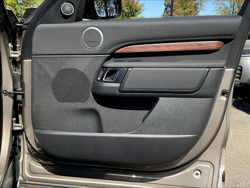 New 2025 Land Rover Discovery S image 30