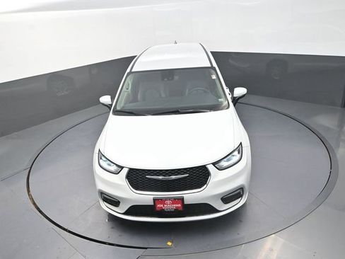 Used 2023 Chrysler Pacifica Touring-L FWD image 18