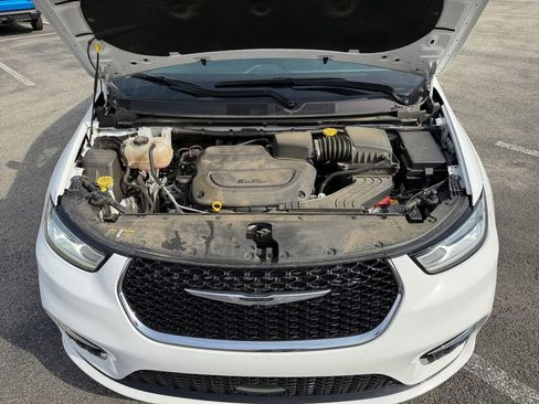Used 2023 Chrysler Pacifica Touring-L image 26