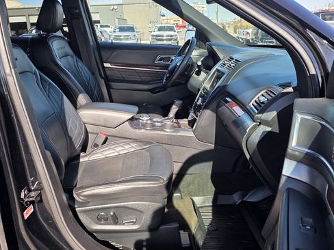 Used 2018 Ford Explorer Platinum image 19