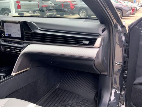 Used 2025 Toyota Camry SE w/ Convenience Package image 18