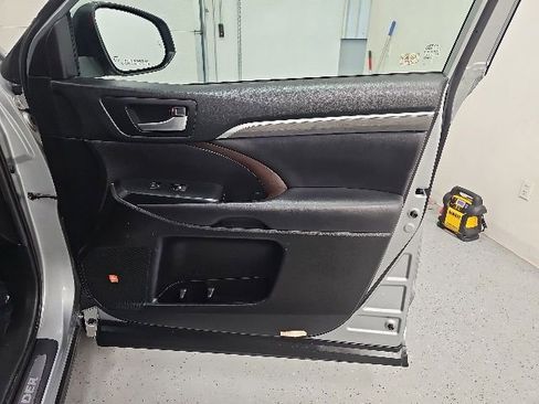 Used 2019 Toyota Highlander Limited AWD/4WD image 39