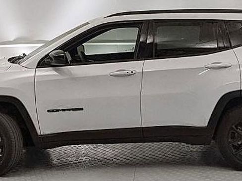 Used 2025 Jeep Compass Latitude w/ Altitude Special Edition image 5