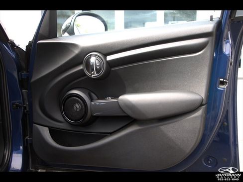 Used 2015 MINI Cooper 4-Door Hardtop w/ Premium Package FWD image 32