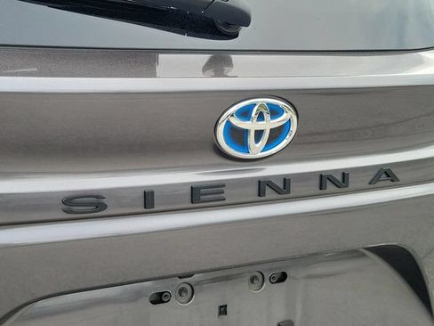 Used 2025 Toyota Sienna XLE FWD image 5