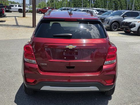 Used 2021 Chevrolet Trax LT w/ LT Convenience Package FWD image 4