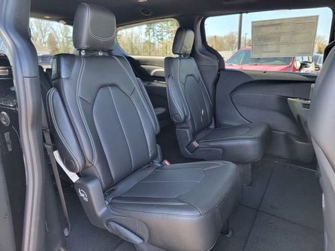 New 2026 Chrysler Pacifica Select image 23