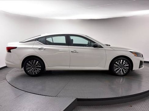 Used 2025 Nissan Altima 2.5 SV FWD image 7