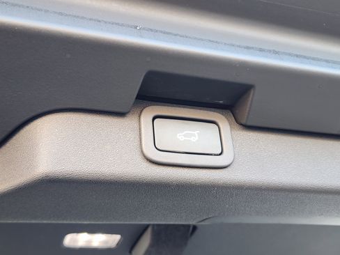 Used 2019 Land Rover Discovery SE image 32