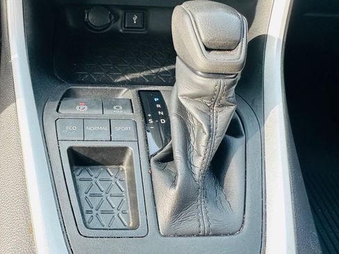 Used 2021 Toyota RAV4 LE image 17