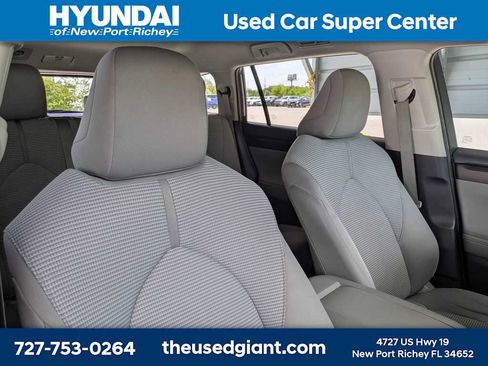Used 2021 Toyota Highlander LE FWD image 6