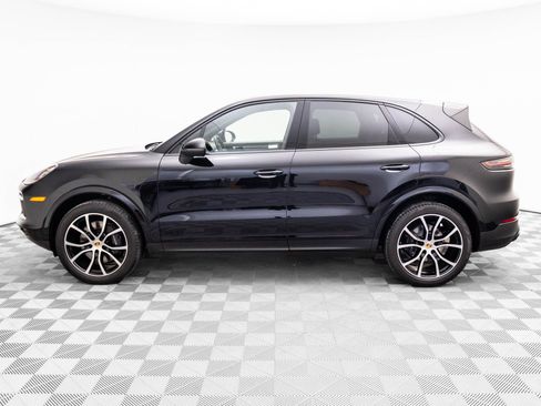 Certified 2023 Porsche Cayenne Platinum Edition image 2