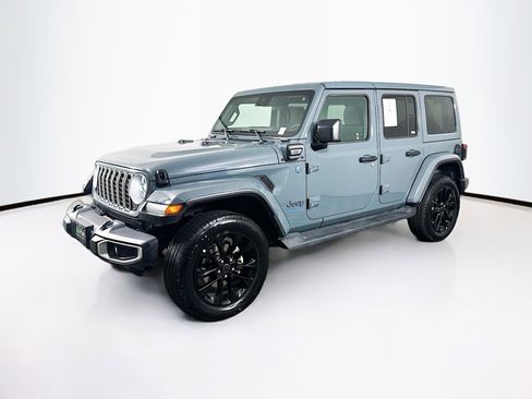 Used 2025 Jeep Wrangler Unlimited Sahara AWD/4WD image 3