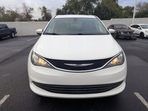 Used 2017 Chrysler Pacifica LX image 9