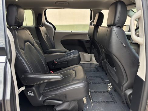 Used 2022 Chrysler Pacifica Touring-L FWD image 38