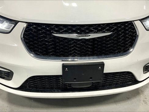 Used 2024 Chrysler Pacifica Select image 35