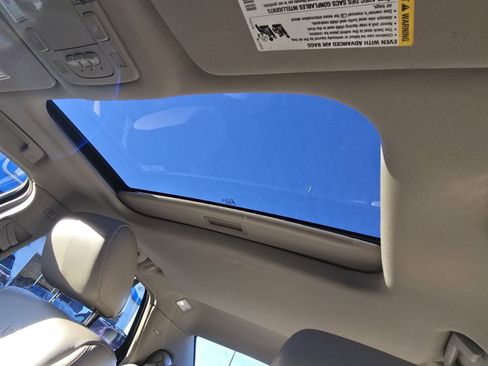 Used 2009 Cadillac DTS w/ Sun And Sound Package image 3