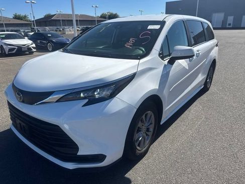 Used 2024 Toyota Sienna LE AWD/4WD image 2