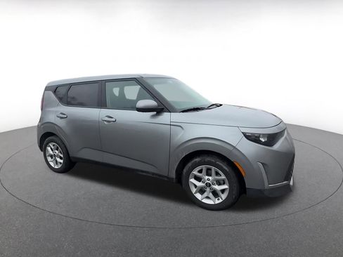 Used 2025 Kia Soul LX w/ LX Technology Package image 2
