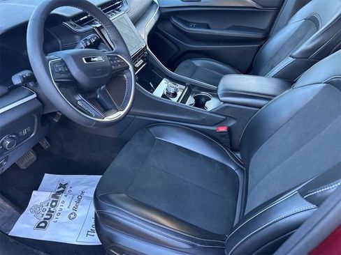 Used 2025 Jeep Grand Cherokee Altitude image 4