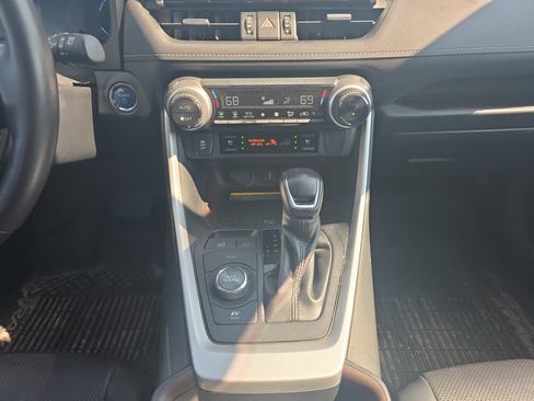 Used 2020 Toyota RAV4 Limited AWD/4WD image 12
