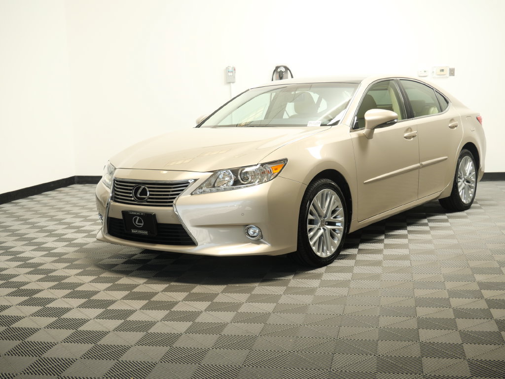 Used 2015 Lexus ES 350 w/ Ultra Luxury Package FWD image 4