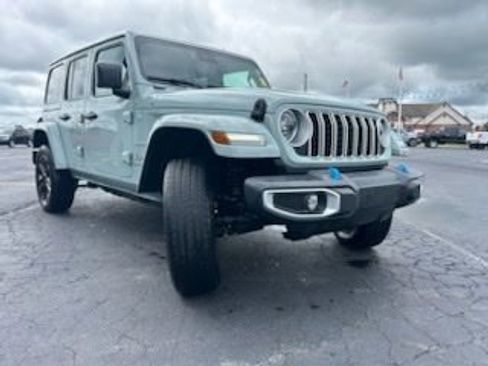 Used 2024 Jeep Wrangler Unlimited Sahara AWD/4WD image 2