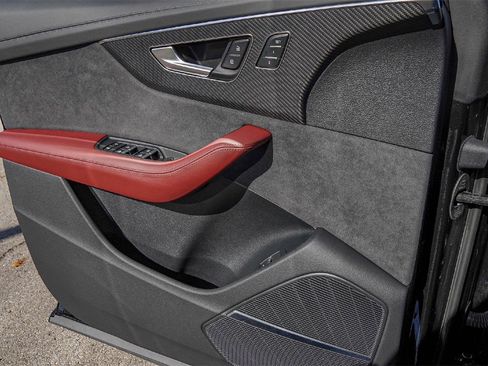 Used 2024 Audi SQ8 Prestige image 32