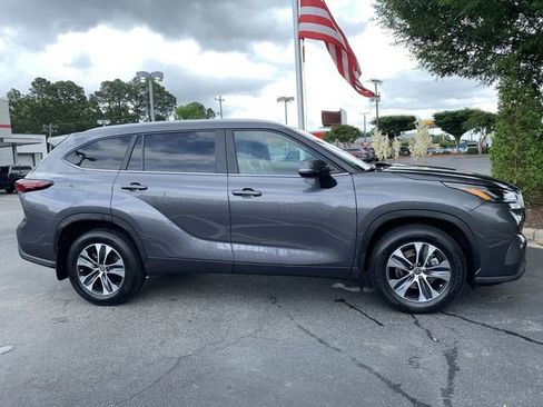 Certified 2024 Toyota Highlander XLE AWD/4WD image 9
