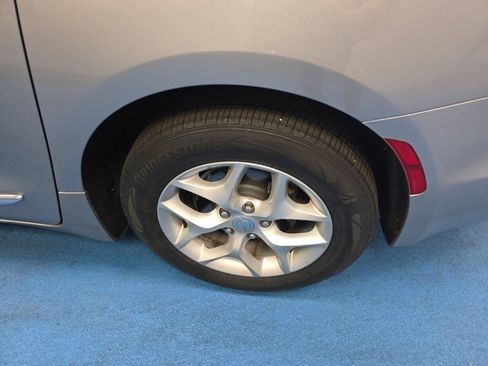 Used 2020 Chrysler Pacifica Limited FWD image 13