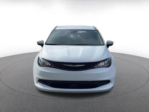 Used 2023 Chrysler Voyager LX image 3