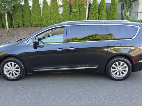 Used 2018 Chrysler Pacifica Touring-L FWD image 8