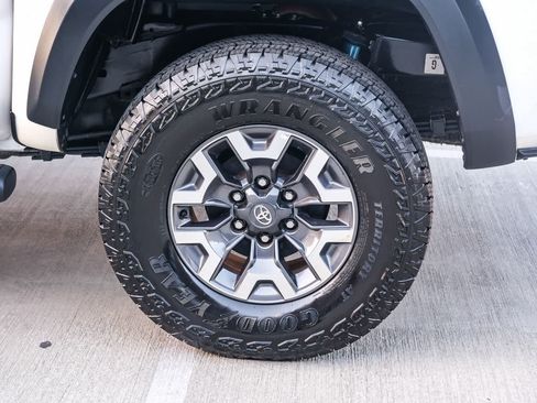 Certified 2023 Toyota Tacoma TRD Off-Road AWD/4WD image 9
