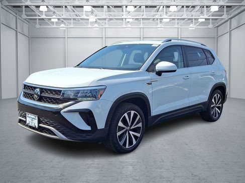 Certified 2023 Volkswagen Taos SE w/ Panoramic Sunroof Package image 3