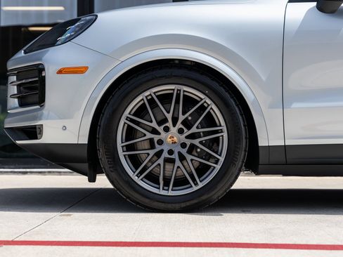 Certified 2025 Porsche Cayenne Coupe image 13