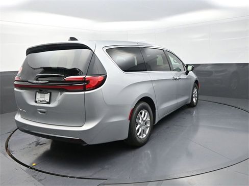 New 2026 Chrysler Pacifica Select image 7